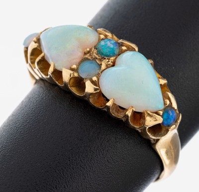 18 kt Gold Opal-Ring, England, Birmingham, 1922, GG 750/000, 2 herzf. Opal-Cabochons und 4 runde Opal-Cabochons, Tragespuren, RW 54, ca. 3.9 g, ...