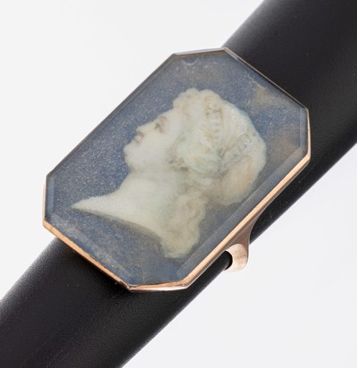 10 kt Gold Ring, England um 1870, GG 417/000 gepr., Portrait hinter Glas, RW 54, ca. 8.1 g, altersbed. Erhaltung