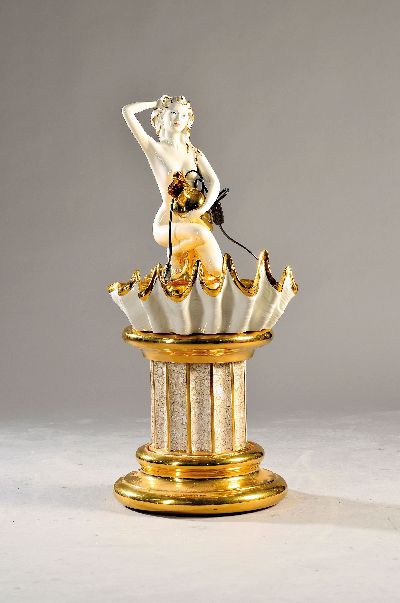 Zimmerbrunnen, Capodimonte, Ende 20. Jh., Keramik, Italien, auf Säulenfuß große Muschelschale mit hockendem Frauenakt mit Wasserkrug, bemalt und ...