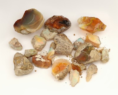 Lot 20 lose äthiopische Opal-Rohsteine, zus. ca. 610.00 ct, versch. Größen, Formen und Farben, teilw. rissig