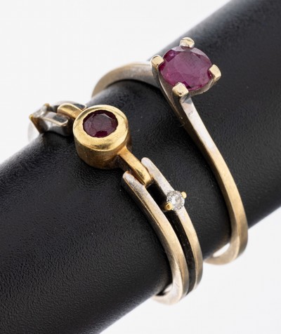Konvolut 2 14 kt Gold Rubin-Brillant-Ringe, GG/WG 585/000, best. aus: 1 Ring, RW 60, rundfacett. Rubin ca. 0.28 ct, und 1 Ring, RW 61, rundfacett. ...