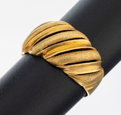 18 kt Gold Ring, GG 750/000, gerillter Ringkopf strukt. und pol., RW 59, ca. 5.3 g