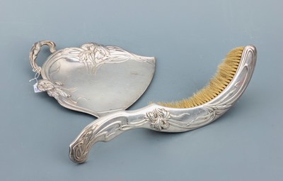 Jugendstil-Tischbesen und Tischschaufel, wohl Frankreich um 1900, Metall versilbert, jugendstiltyp. Dekor mit Lilienblüten, elegantgeschwungen, ...
