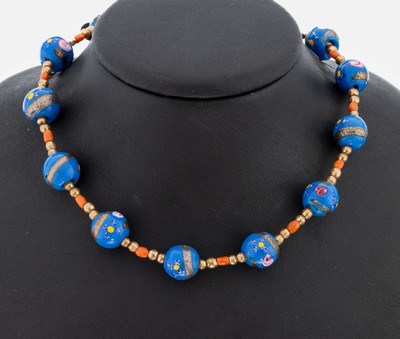 Muranoglas-Collier, Italien, 1930er Jahre, Monturen Metall, part. verg., Kugeln mit floralen Aufschmelzungen, Zwischenelemente mitkl. Korallen, L. ...