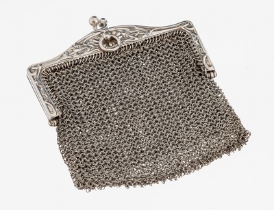 Geldtäschchen/Puppentäschchen, Frankreich um 1900, Silber, Eberkopfpunze, Bügel mit floralem Dekor, Anhängeöse, Innentasche, schwere ...
