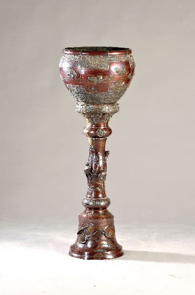 Große Blumensäule mit Übertopf, China, um 1900, Bronze, umlaufend reliefiert mit z.T. halbplastischen Vögeln und Bambus, Gesamth. ca. 127cm, ...