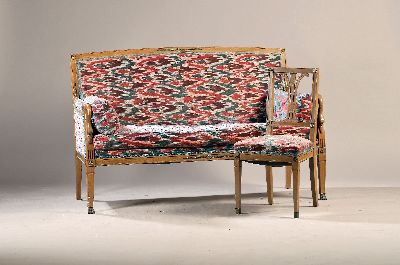 6-teilige Sitzgruppe, Frankreich, 19.Jh., bestehend Sofa, Tisch, 2 Sessel und 2 Stühlen, Tisch Eschefurnier, aufwendige Bronzeapplikationen, ...