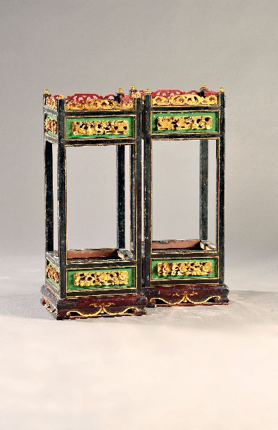 2 Blumenhocker, China, frühes 20. Jh., Holz geschnitzt, teils in Durchbrucharbeit, bunt gefaßt und teilvergoldet, ca. 61.5x23x23 cm, Gebr.-spuren
