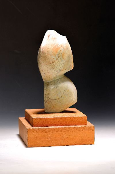 George Mirenes, Abstracion, Skulptur aus geschnittenem Speckstein, Holzsockel, Gesamth. ca. 38cm