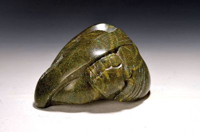 George Mirenes, Zärtlichkeit, Skulptur aus geschnittenem Serpentin, ca. 12x22x20cm