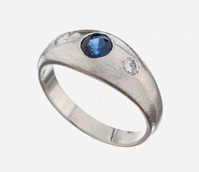 14 kt Gold Saphir-Brillant-Ring, WG 585/000, mittig rundfacett. Saphir ca. 0.25 ct, 2 Brillanten zus. ca. 0.20 ct Weiß/si, RW 56, ca. 6.1 g