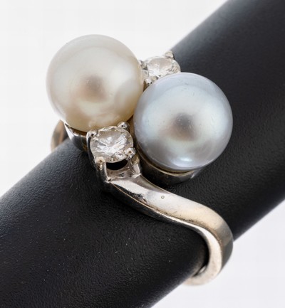 18 kt Gold Brillant-Ring, WG 750/000, graueund weiße Zuchtperle, D. ca. 8.7 mm, 2 Brillanten zus. ca. 0.40 ct Weiß (grav.)/vs, RW 55, ca. 7.8 g