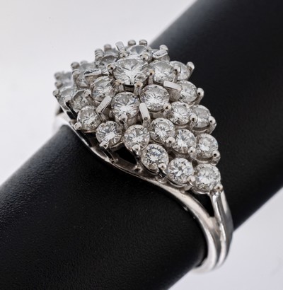 14 kt Gold Brillant-Ring, WG 585/000, in mehreren Ebenen, 30 Brillanten zus. ca. 1.52 ct feines Weiß/vs-si, RW 55, ca. 4.2 g