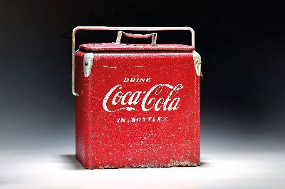 Kühlbox Coca Cola, USA 1960er Jahre, emailliertes Blech, innen verzinkt, altersbedingt korrodiert, ca. 35 x 32 x 23cm, Altersspuren