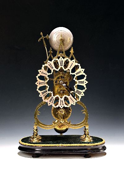 Skelettuhr, Frankreich um 1920, auf profilierten Holzsockel, Mineralglasdom fehlt, filigrane Messingplatinen, Antrieb über Feder/Seil/Schnecke, ...