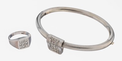 14 kt Gold Diamant-Konvolut, WG 585/000, best. aus: Armreif, sat., mit 21 Brillanten zus. ca. 0.21 ct Weiß/si, D. ca. 5.5 x 5 cm, und Ring, 9 ...