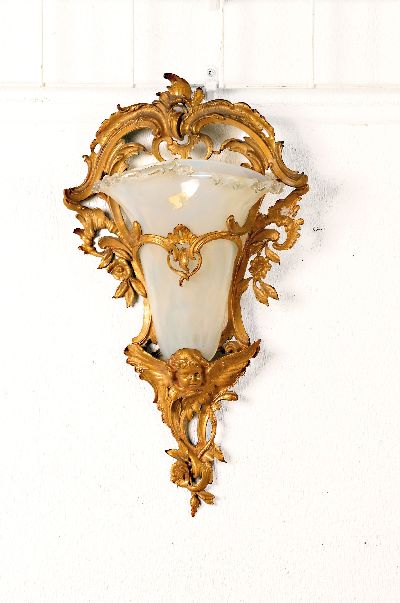 Wandvase, Frankreich, um 1890, Gelbgussmonturen im Rokokostil, mundgeblasener Opalinglas-Einsatz, ca. 50x28x11cm