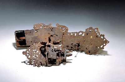 8 Schlösser und 8 Beschläge bzw. Applikationen aus der Barockzeit, Eisen geschmiedet, u.a. vier Schrankschlösser 17./ 18. Jh., zwei orig. ...