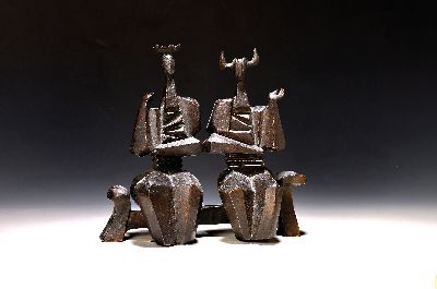 Hans Hilz, 1939-2002, Paar auf Bank, Bronzeskulptur im kubistisch-archaichen Stil, ca. 27x29x10cm, Hilz war Silberschmiede-Meister und ...