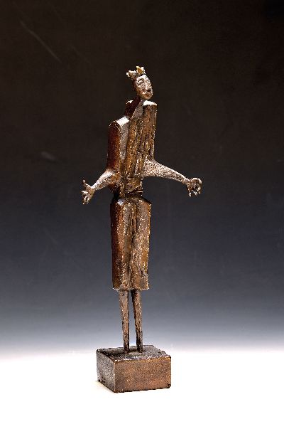 Hans Hilz, 1939-2002, König mit ausgebreiteten Armen, Bronzeskulptur, H. ca. 39cm Hilz war Silberschmiede-Meister und Metallgestalter, unterhielt ...