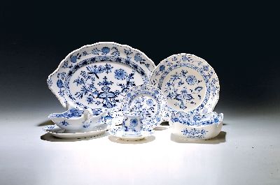 Tafelservice, Meissen, 19/20. Jh., Zwiebelmuster, 10 Menueteller, 9 Suppenteller, 4 Dessertteller, 2 Saucieren, ovale Platte, Senfgefäß, 2 ...