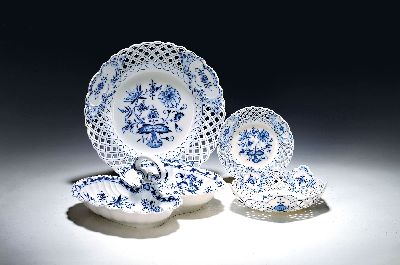 9tlg. Dessertset und eine Anbietschale, Meissen 20. Jh., Zwiebelmuster, große runde Platte D. 28.5 cm, runde Schale D. 18.5 cm, 7 Tellerchen D. 15.5 ...
