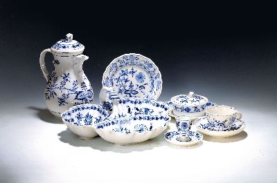 Kaffeeservice mit Zubehör, Meissen, Zwiebelmuster, 19./20. Jh., Kaffeekanne Blume best., 4 Kaffeetassen mit Untertassen, 4 Dessertteller, ...