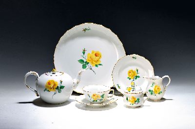 Teeservice, Meissen, 20. Jh., 2. Wahl, gelbe Rose, Teekanne, Milchkännchen, 6 Teetassen mit Untertassen, (2 Untertassen best.), Kuchenplatte, 6 ...
