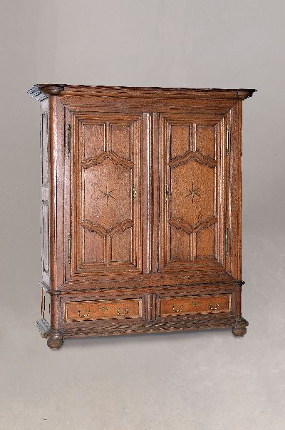 Großer Dielenschrank, wohl Elsass/Pfalz, um 1770/80, Eiche massiv, zweitürig, zwei orig. Sockelschubladen, Sternintarsien in Ahorn und Pflaume, ...