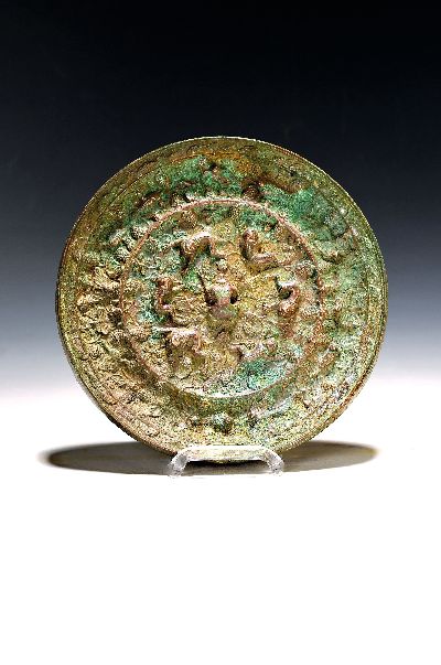 Bronzespiegel, im Stil der Han-Dynastie, reliefiert mit Traubendekor und Tieren, D. ca. 19 cm