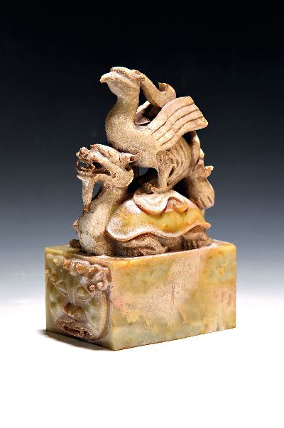 Großes Jade-Siegel, 2. Hälfte 20. Jh., feine Schnitzerei, rückseitig mit Tao-Tie Maske, zwei Fabelwesen, Schriftzeichen, ca. 19 x 12 x 7.5 cm