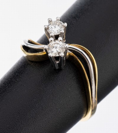 14 kt Gold Brillant-Ring, GG/WG 585/000, geschwungene Ringschiene, dreigeteilte Ringschultern, 2 Brillanten zus. ca. 0.25 ct Weiß/p, RW 52, ca. 2.6 ...