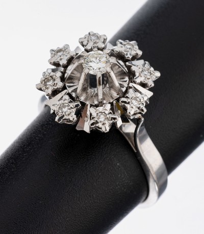 18 kt Gold Diamant-Ring, WG 750/000, Ringkopf stil. Schneeflocke, mittig Brillant ca. 0.15 ct Weiß/si, 8 8/8-Diamanten zus. ca. 0.04 ct Weiß/si, ...