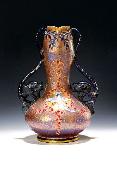 Doppelhenkelvase, Amphora, Anfang 20. Jh., polychrom staffiert, Henkel mit Fischen dekoriert, auf der Front zwei Brieftauben, polychrom staffiert, ...
