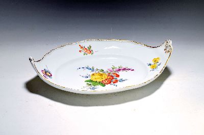 Ovale Platte, Meissen, um 1760, Porzellan, große polychrome Blumenbemalung, hochgezogene Seiten mit Blatt und Muschel, Goldzahnkante, an den ...