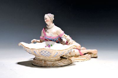 Tafelaufsatz/Figurenschale, wohl Chelsea, 18./19. Jh., nach Vorbild von Meissen, liegende Dame mit Schale, bemalt, rest., Altersspuren, ca. 15.5 x 26 ...