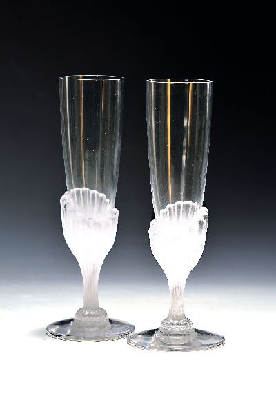 Paar Sektflöten, Daum Nancy, 20. Jh., farbloses Kristallglas, mit weißen Einschmelzungen/Glaspaste, am Fuß signiert, H. ca. 21 cm