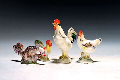 4 Porzellanfiguren, Hühner und Hähne, Meissen, 19./20. Jh., bemalt, zwei Stück leicht best., H. ca. 4.5-9 cm