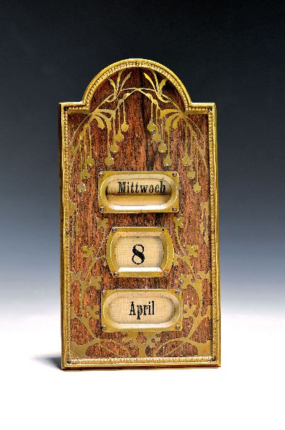 Tischkalender, wohl Erhardt & Söhne, um 1900 , Messing und Holz, eingelegter floraler Dekor, drehbare Papierrollenanzeigen hinter Glas, ca. 20 x 10 ...