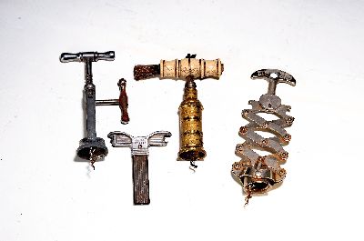 3 Korkenzieher und ein Korkenheber, Frankreich, Anfang 20. Jh., Glockenkorkenzieher, mit Beingriff und Pinsel, ein Seitendreher bez. Kordele, ein Zig ...