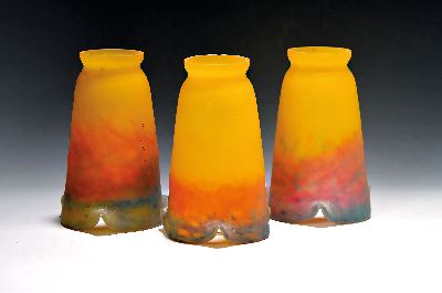 3 Lampenschirme/Glocken, Muller Fres,, Luneville, 20er Jahre, farbloses Glas mit gelben, roten und blauen Einschmelzungen signiert, l. Gebr.spuren, ...