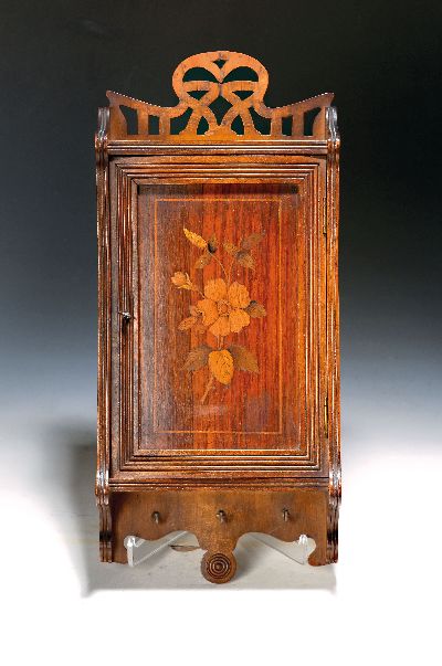 Schlüsselkästchen, Jugendstil, um 1900, Nussbaum z.T. massiv, z.T. Furnier, mit Einlegearbeit, Galerie, l. Altersschäden, 48 x 22 cm