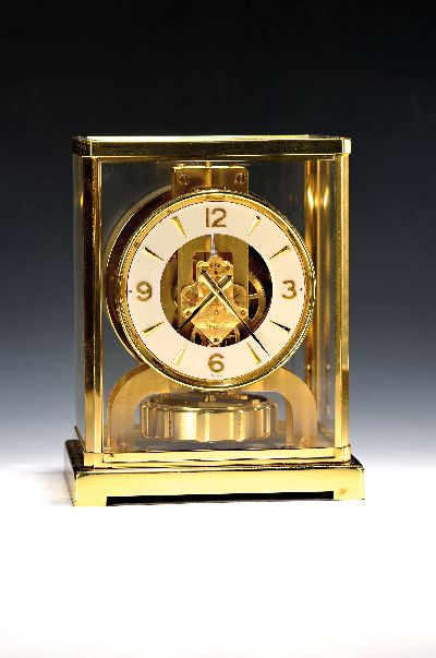 Tischuhr Atmos, Jaeger-LeCoultre um 1965, vergoldetes Messinggehäuse und Werk, allseitig verglast, Schwenktüre vorne (Knopf fehlt), Modell V, ...