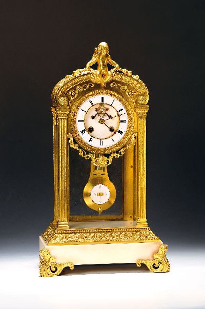Große Pendule mit sichtbarer Brokothemmung, Frankreich um 1900, weißer Marmorsockel, gesamtes Uhrgehäuse mit üppigen feuervergoldeten ...