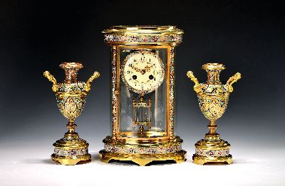 Cloisonne-Kaminuhr mit zwei Beistellern, Frankreich um 1900/20, ovales vergoldetes Messinggehäuse, profiliert, allseitig facett. verglast, 2 ...