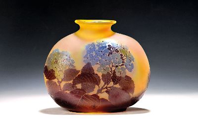 Große Gallé-Vase, 20er Jahre, farbloses Glas mit blauen, braunen u. gelben Überfängen, Hortensiendekor, geschnitten, geschliffen und Hochätzung, ...