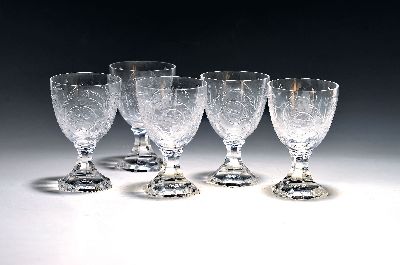 11 Weingläser, St. Louis, 20. Jh., farbloses Glas optisch geblasen, reich geschliffen mit Blüten und Ranken, H. je ca. 12cm