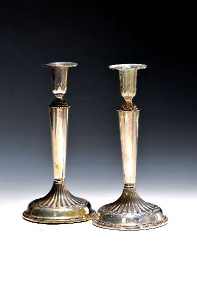 Paar Kerzenleuchter, deutsch, 20. Jh., 830er Silber gefüllt, Empirestil, eine Tülle verbeult, H. ca. 19.5cm, zus. ca. 530 g.