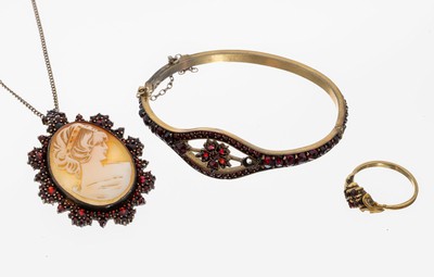 Konvolut Granat-Schmuck, best. aus: 1 Ring,GG 333/000, 55, 4 kl. rundfacett. Granate, 1 Armreif, D. ca. 5.7 x 4.7 cm, Klappscharnier, Kastenschloss ...