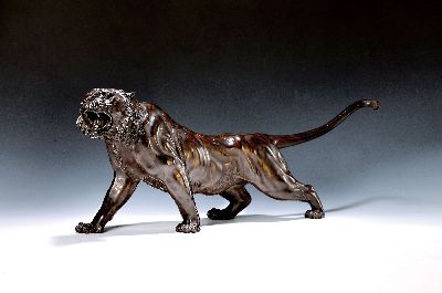 Große Bronzefigur, China, 20. Jh., schreitender brüllender Tiger, am Boden Signet, H. ca. 28cm, L. ca. 71cm
